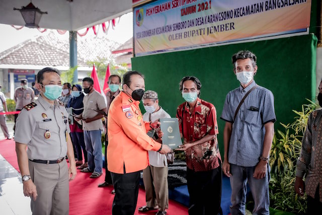 Masyarakat 2 Desa di Jember Terima Sertifikat Tanah Gratis Program PTSL